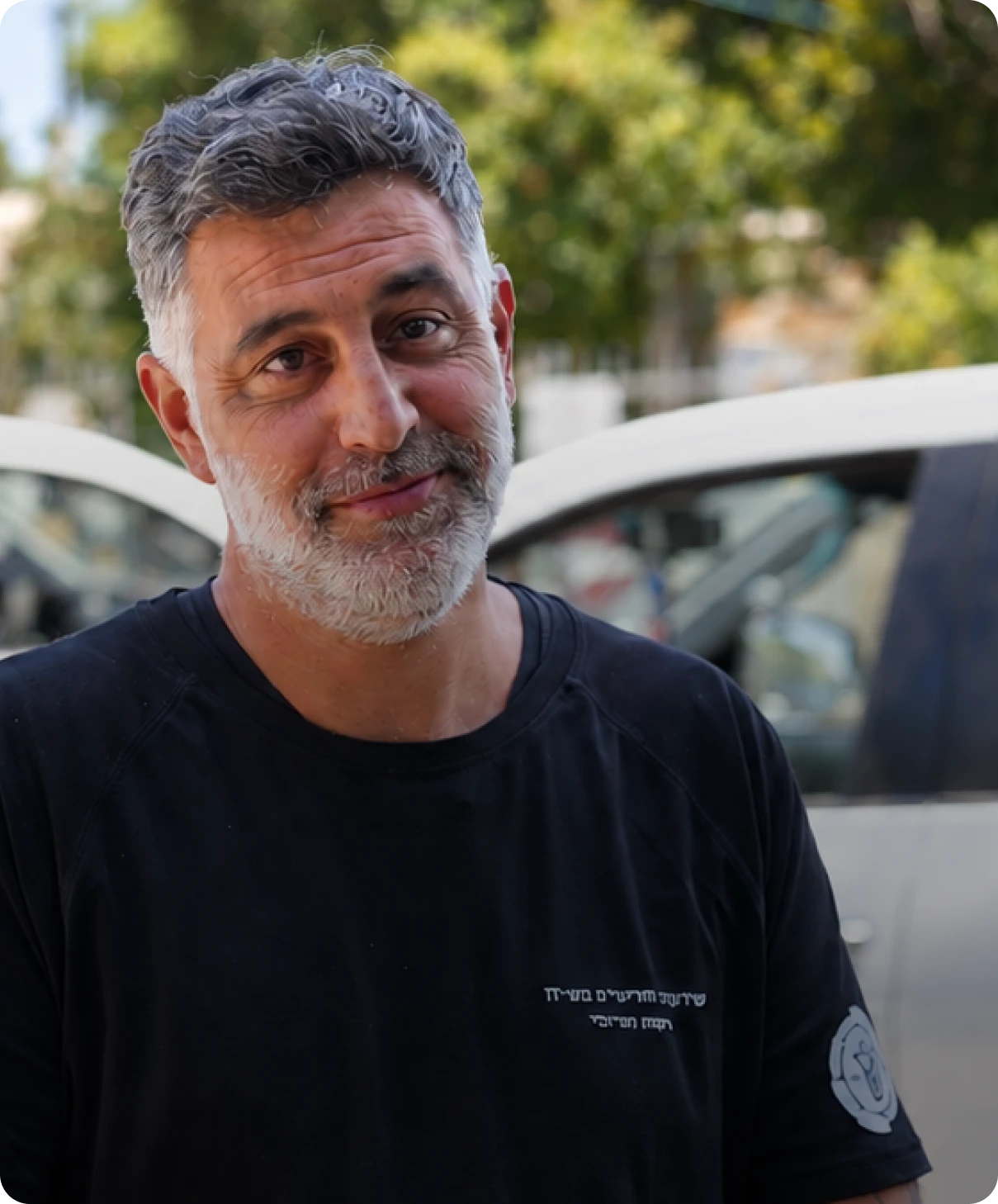תקריב דיוקן של גבר מחייך בחולצה שחורה, כחלק מהמלצות הלקוחות של השירותים הווטרינריים